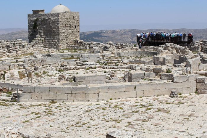 1200px-Gerizim_Byzantine_church_IMG_2217